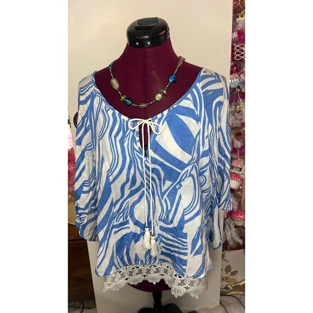 Unique Spectrum Blue and White Patterned Blouse with Lace Hem Med